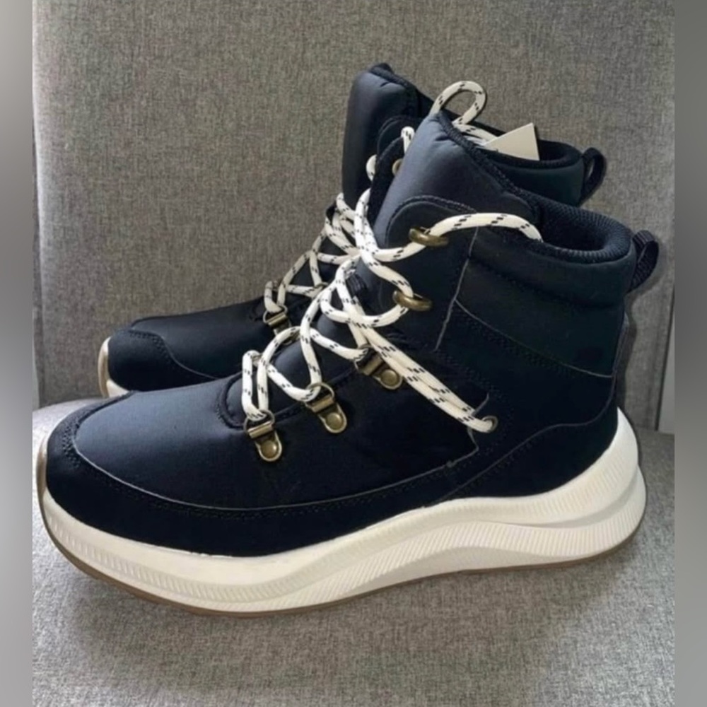 Brand New Size 6 Universal
Thread Black Norah Snow
Boots